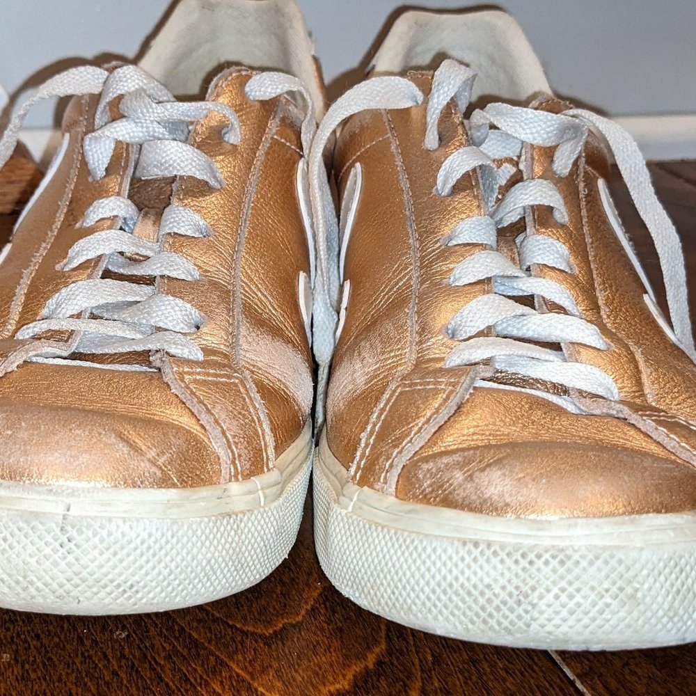VEJA Rise Gold Sneaker - Picture 5 of 8